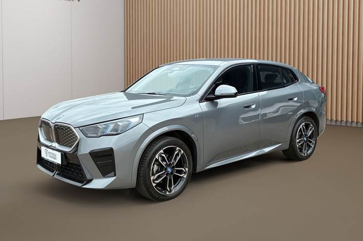 Grå BMW iX2 fra 2024