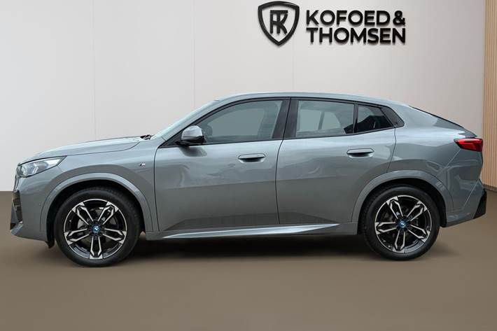 Grå BMW iX2 fra 2024