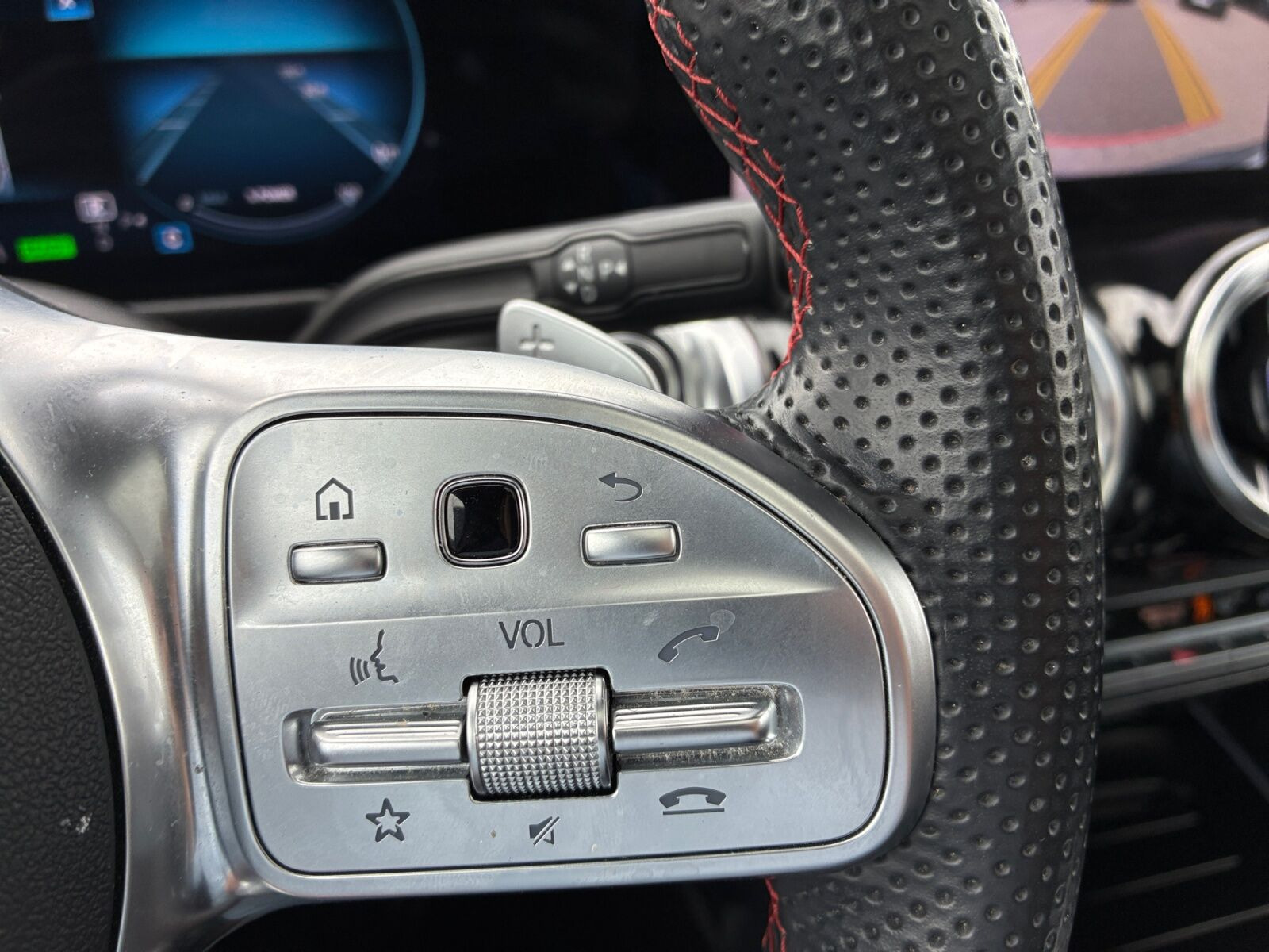 Sort Mercedes EQB 250+ fra 2023