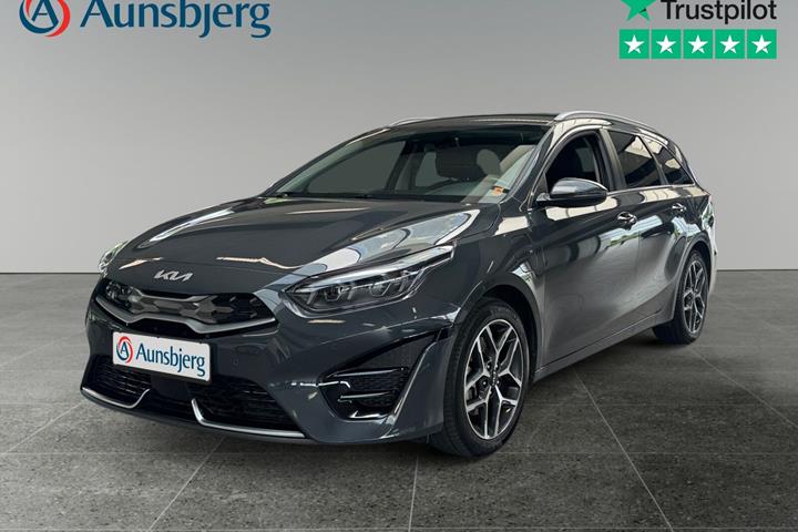 Grå Kia Ceed fra 2022 set udefra