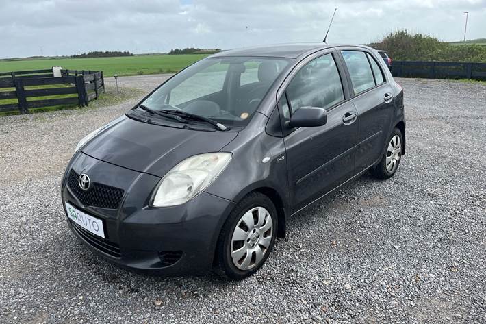 Grå Toyota Yaris fra 2008