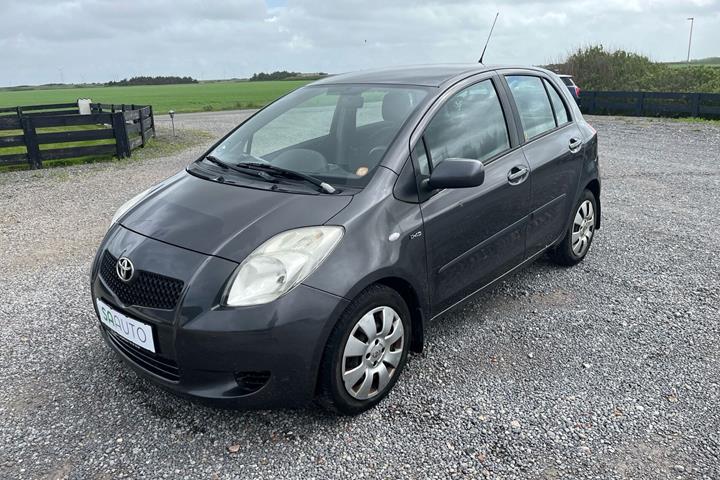 Grå Toyota Yaris fra 2008 set udefra