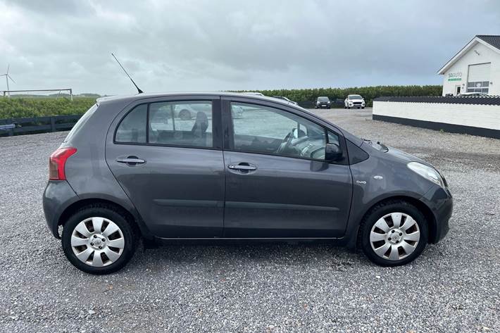 Grå Toyota Yaris fra 2008