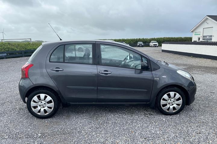 Grå Toyota Yaris fra 2008