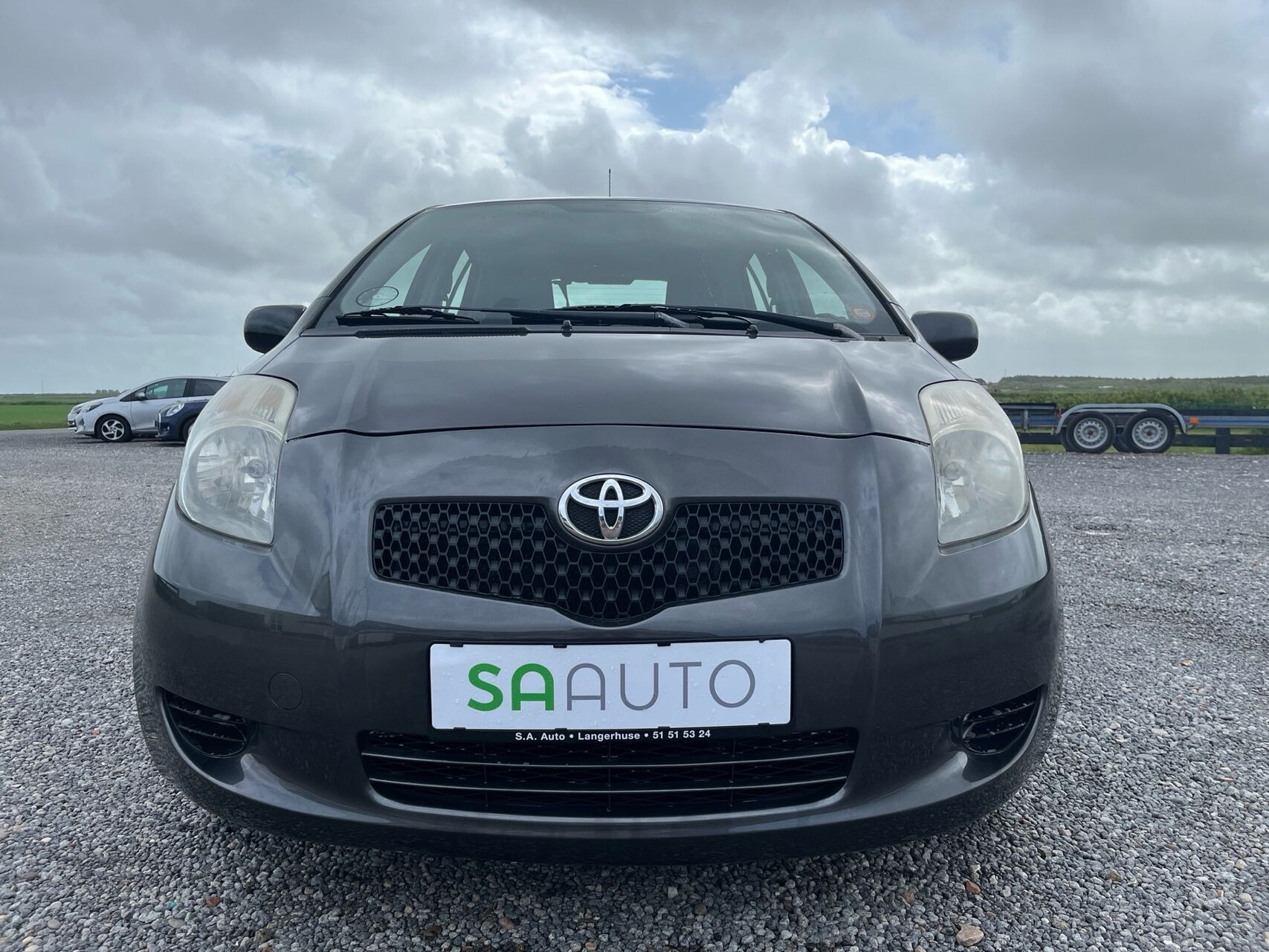 Grå Toyota Yaris fra 2008