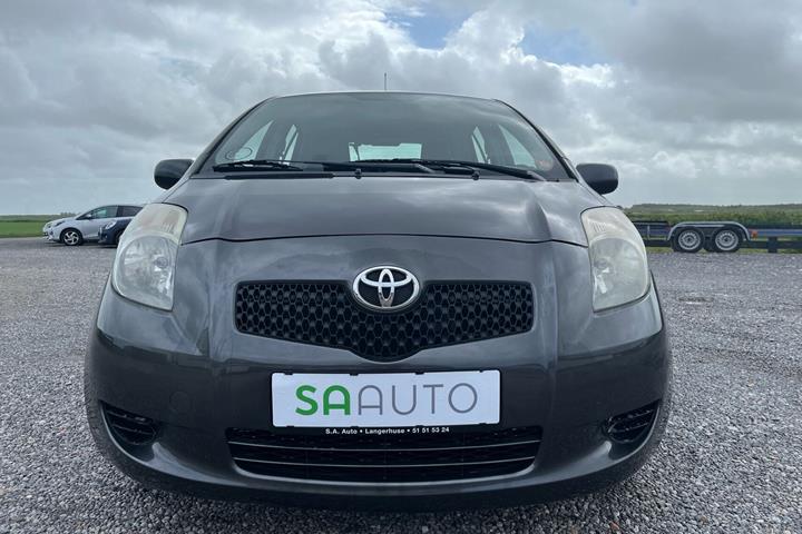 Grå Toyota Yaris fra 2008