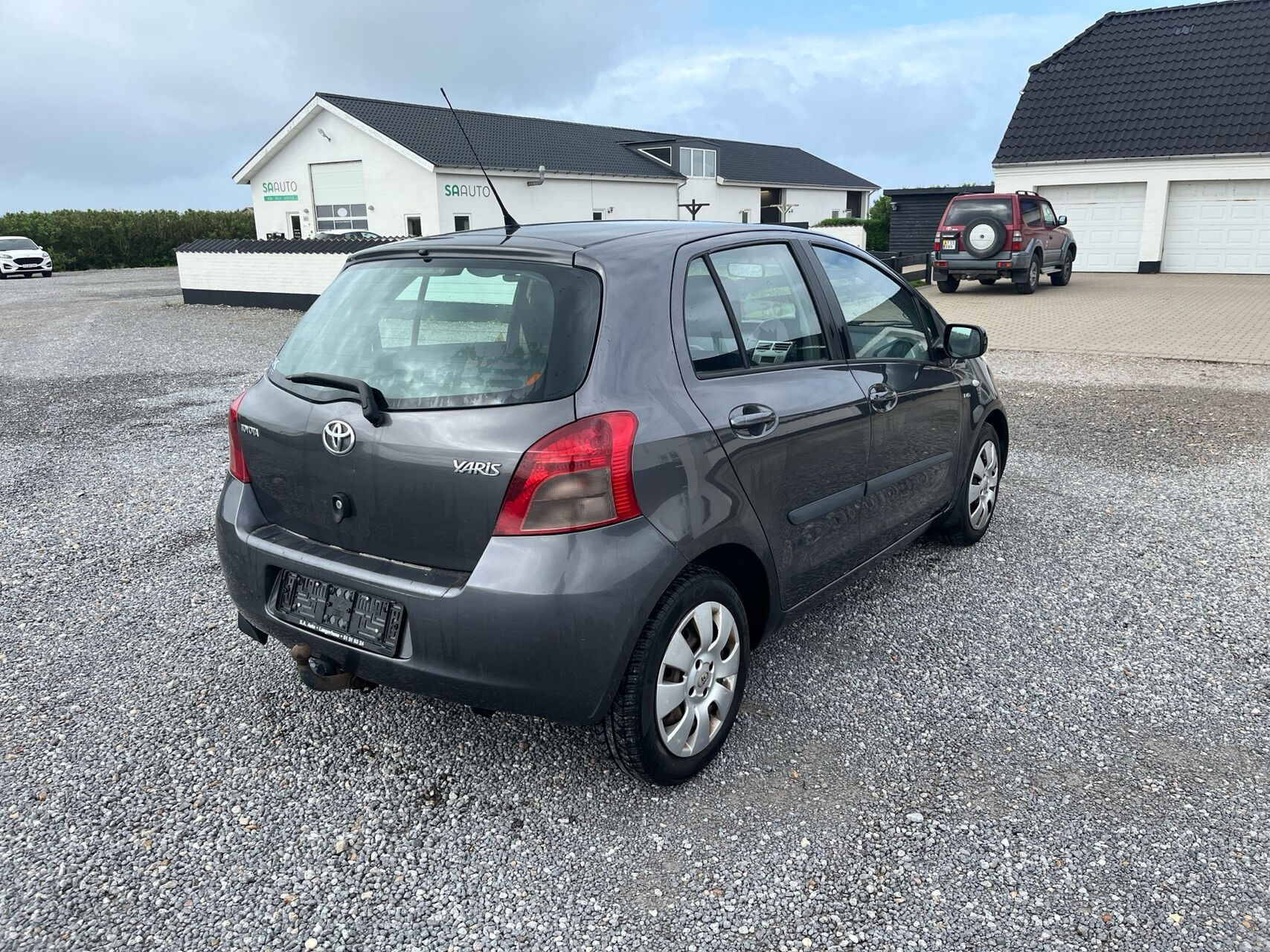 Grå Toyota Yaris fra 2008