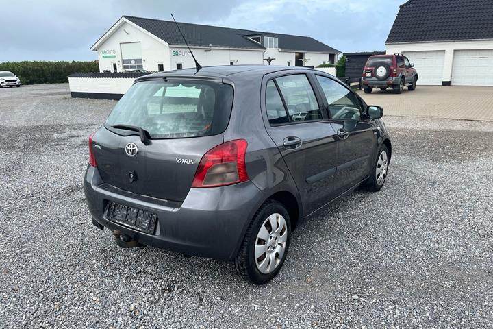 Grå Toyota Yaris fra 2008
