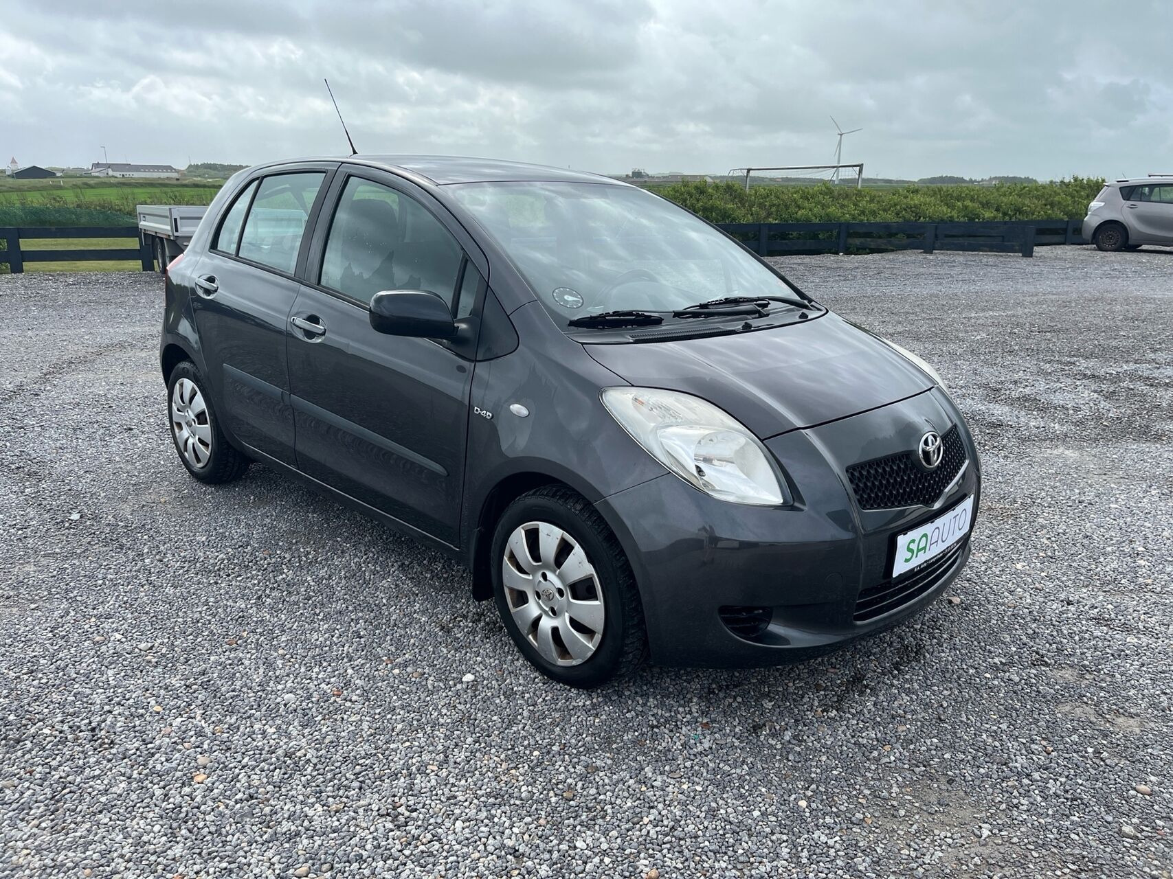 Grå Toyota Yaris fra 2008