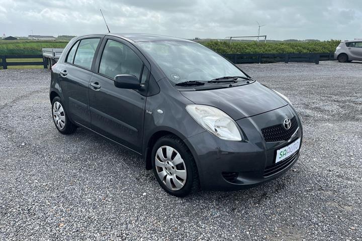 Grå Toyota Yaris fra 2008