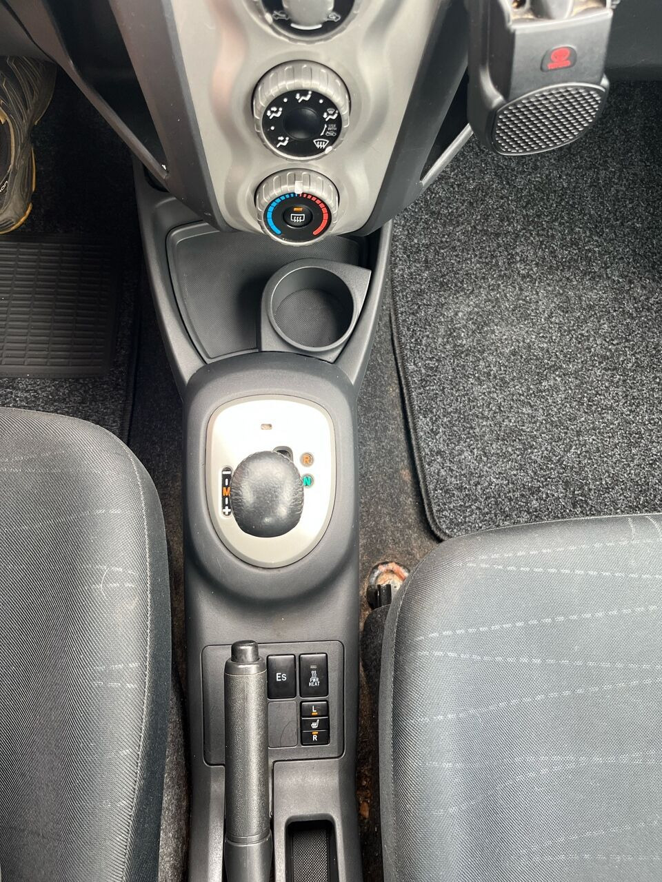 Grå Toyota Yaris fra 2008