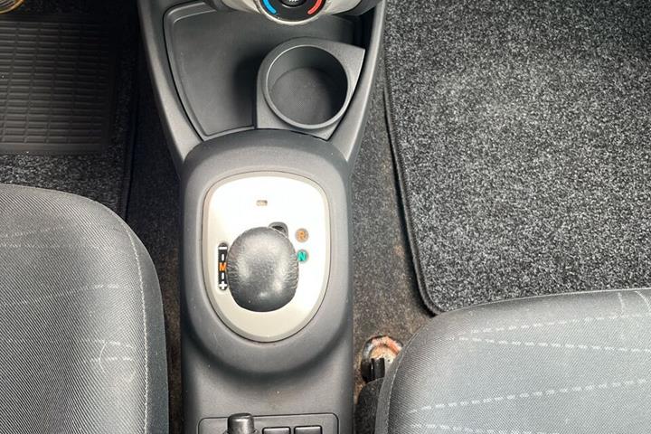 Grå Toyota Yaris fra 2008