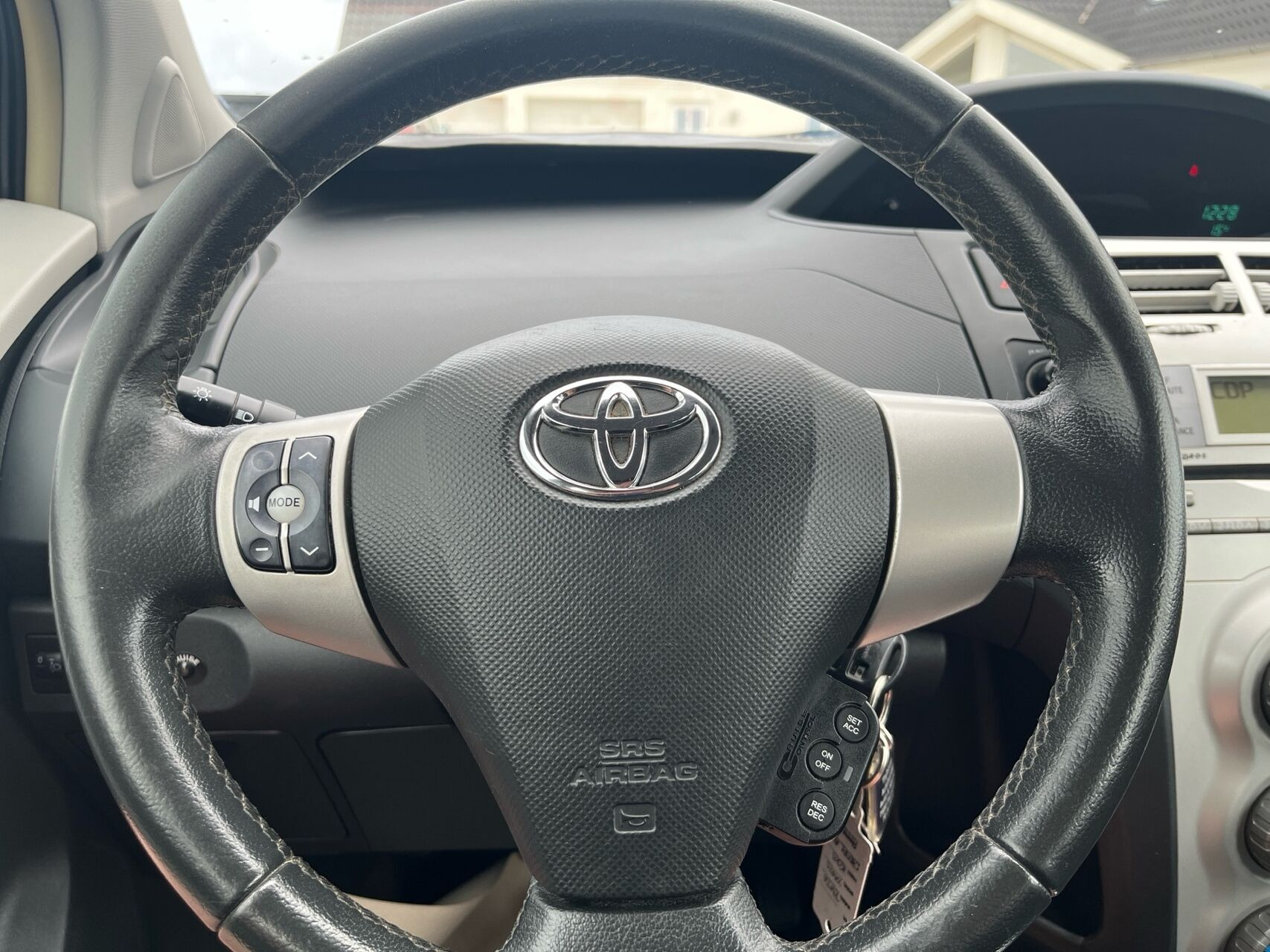 Grå Toyota Yaris fra 2008