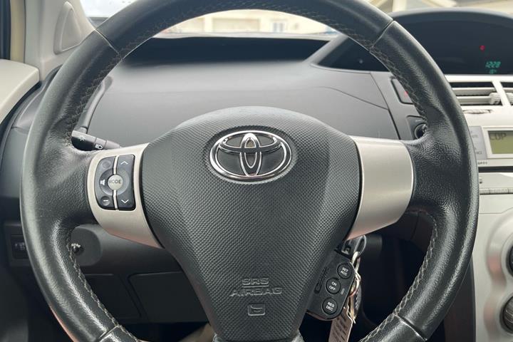 Grå Toyota Yaris fra 2008