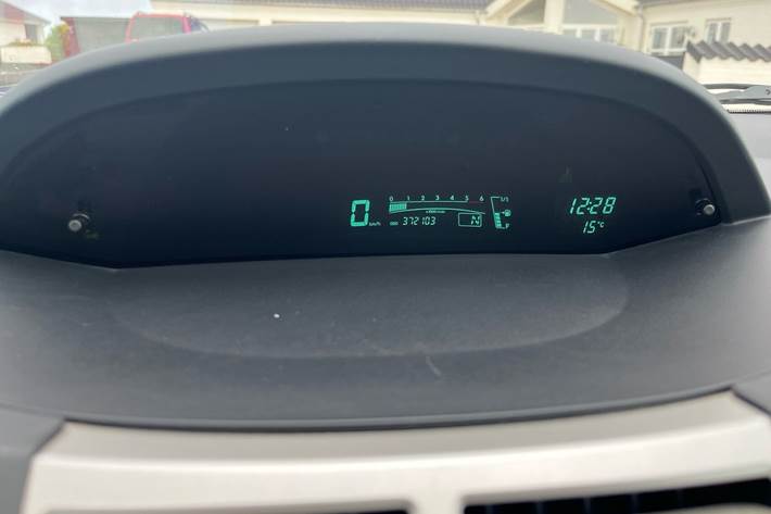 Grå Toyota Yaris fra 2008