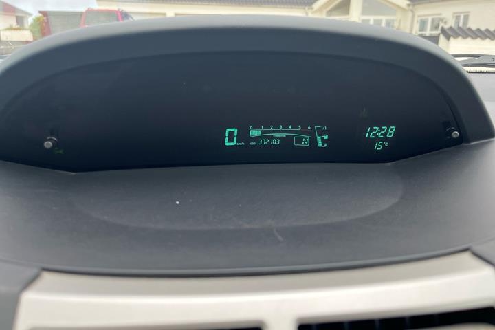 Grå Toyota Yaris fra 2008