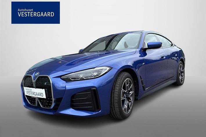 Blå BMW i4 fra 2023 set udefra