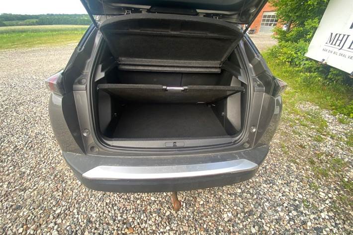 Grå Peugeot 2008 fra 2020