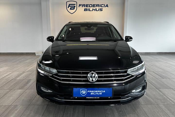 Sort VW Passat fra 2020