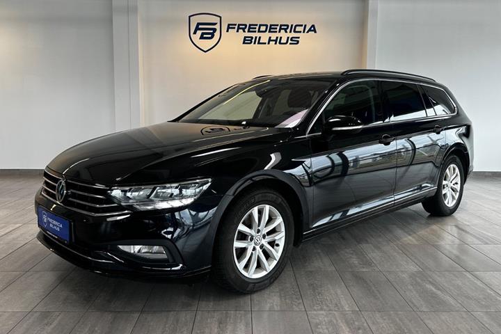 Sort VW Passat fra 2020 set udefra