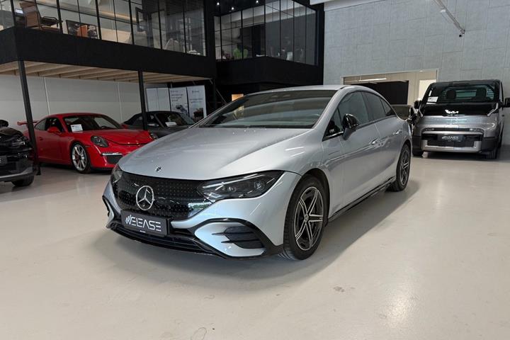 Sølv Mercedes EQE350 fra 2024 set udefra