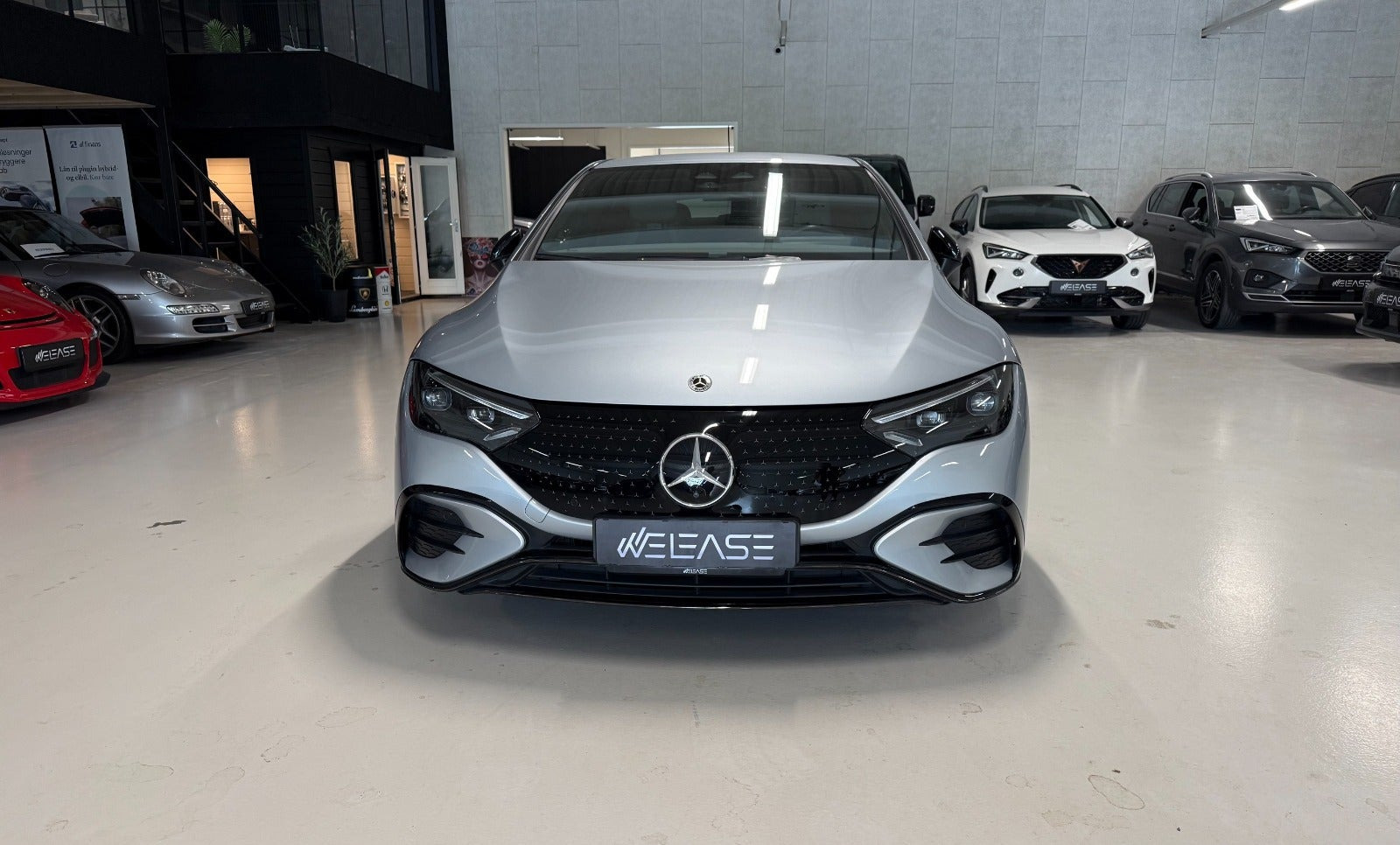 Sølv Mercedes EQE350 fra 2024