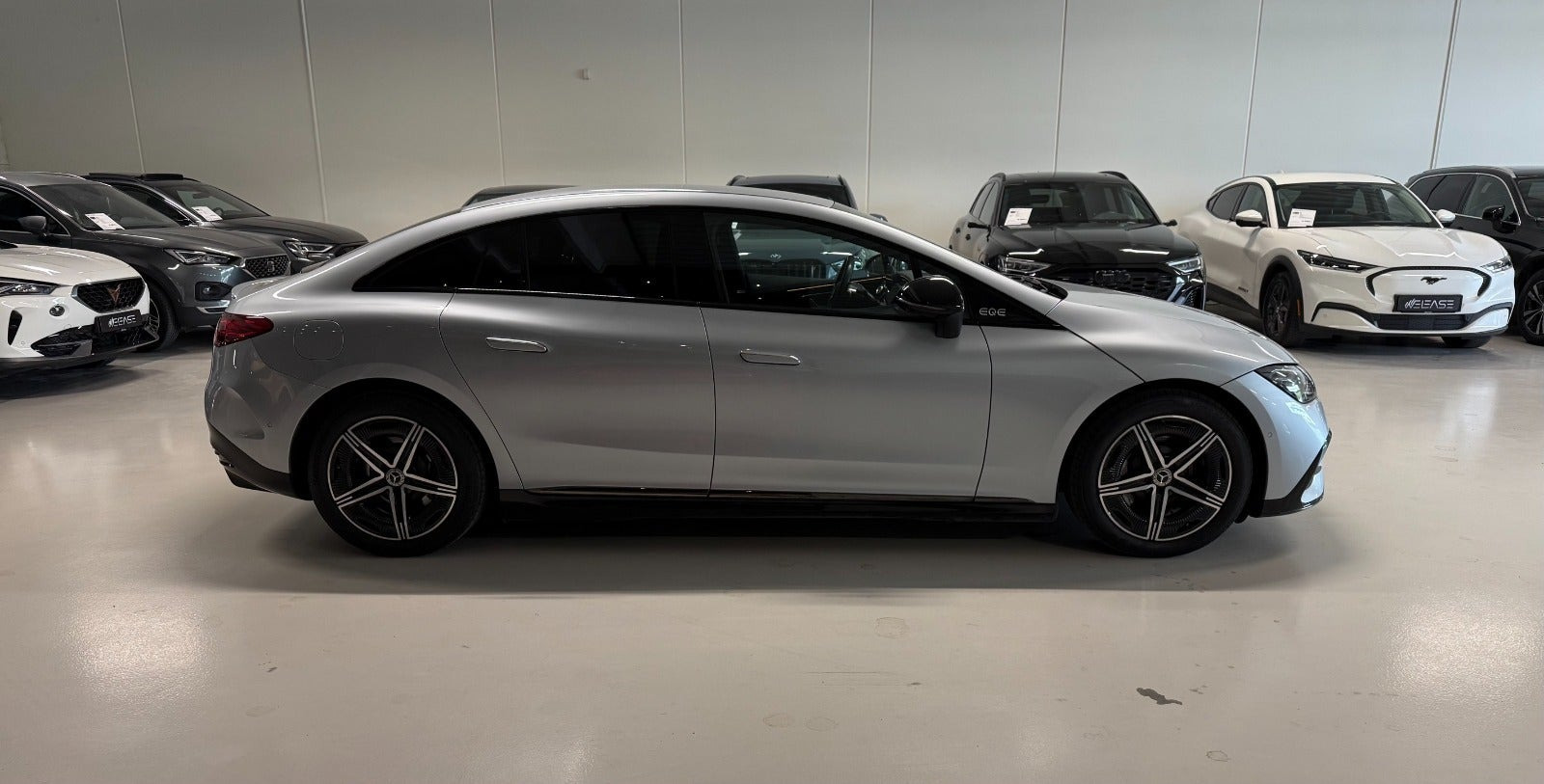 Sølv Mercedes EQE350 fra 2024