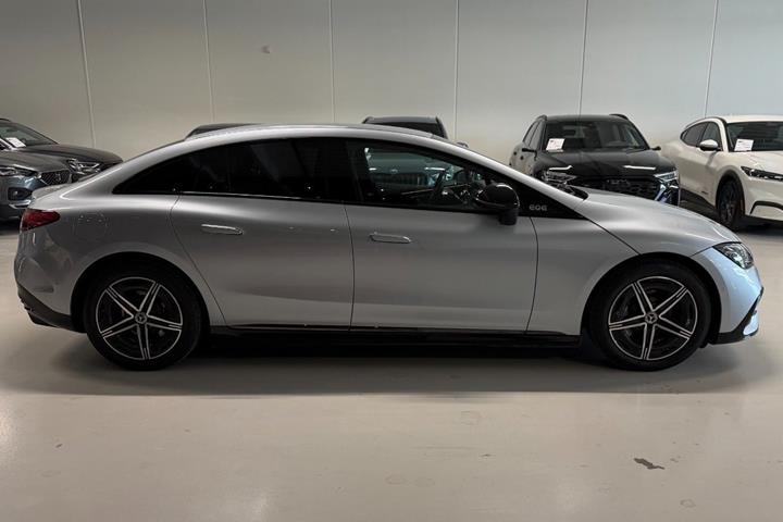 Sølv Mercedes EQE350 fra 2024