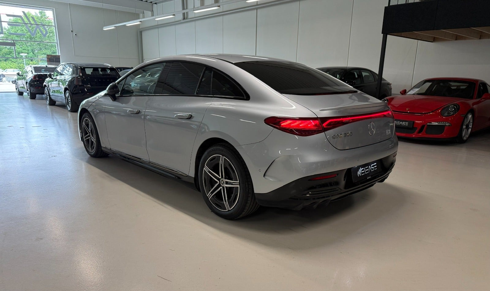 Sølv Mercedes EQE350 fra 2024