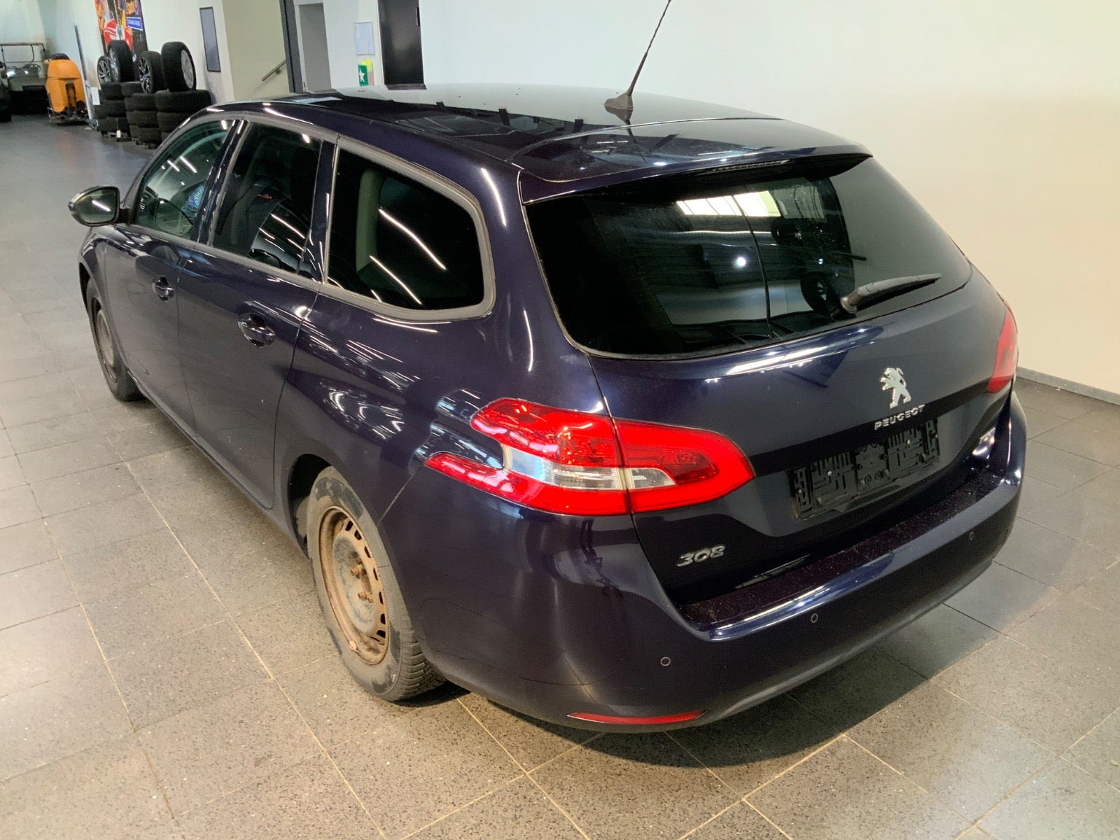 Blå Peugeot 308 fra 2016