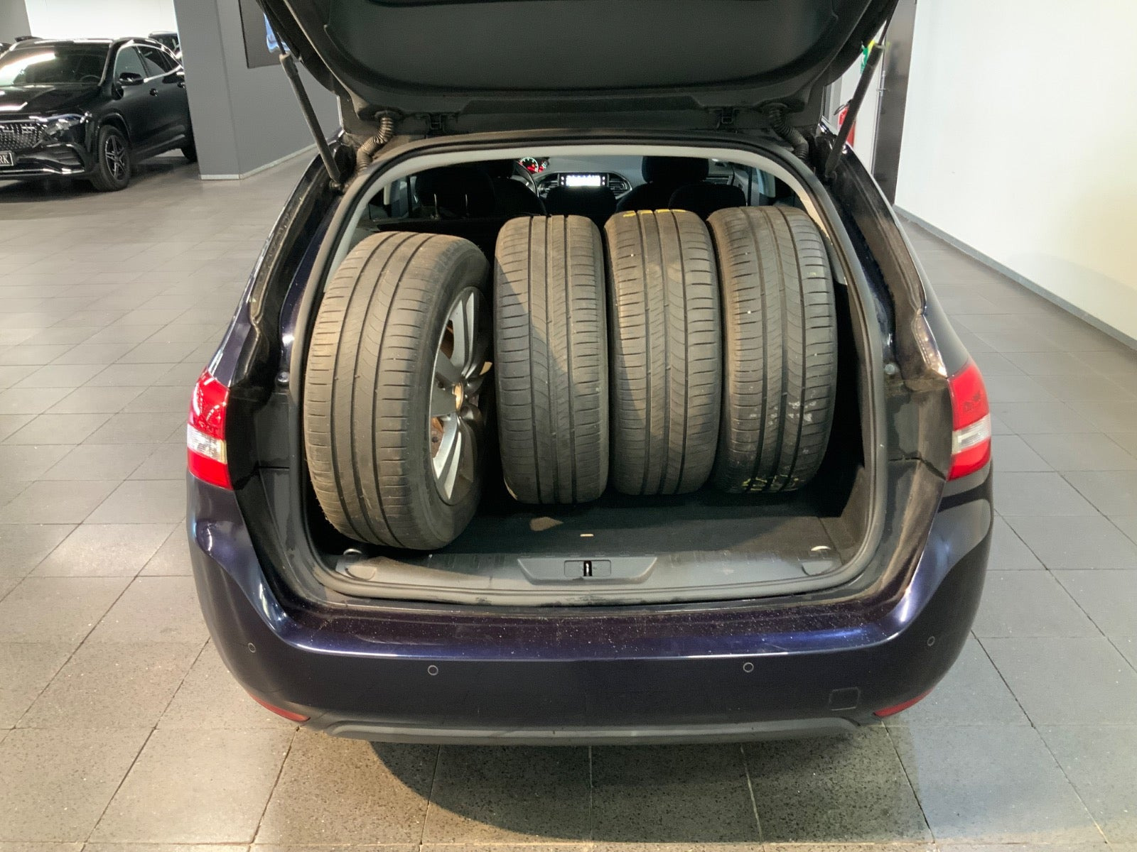 Blå Peugeot 308 fra 2016