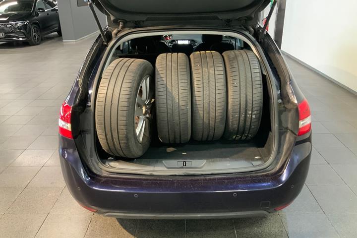 Blå Peugeot 308 fra 2016