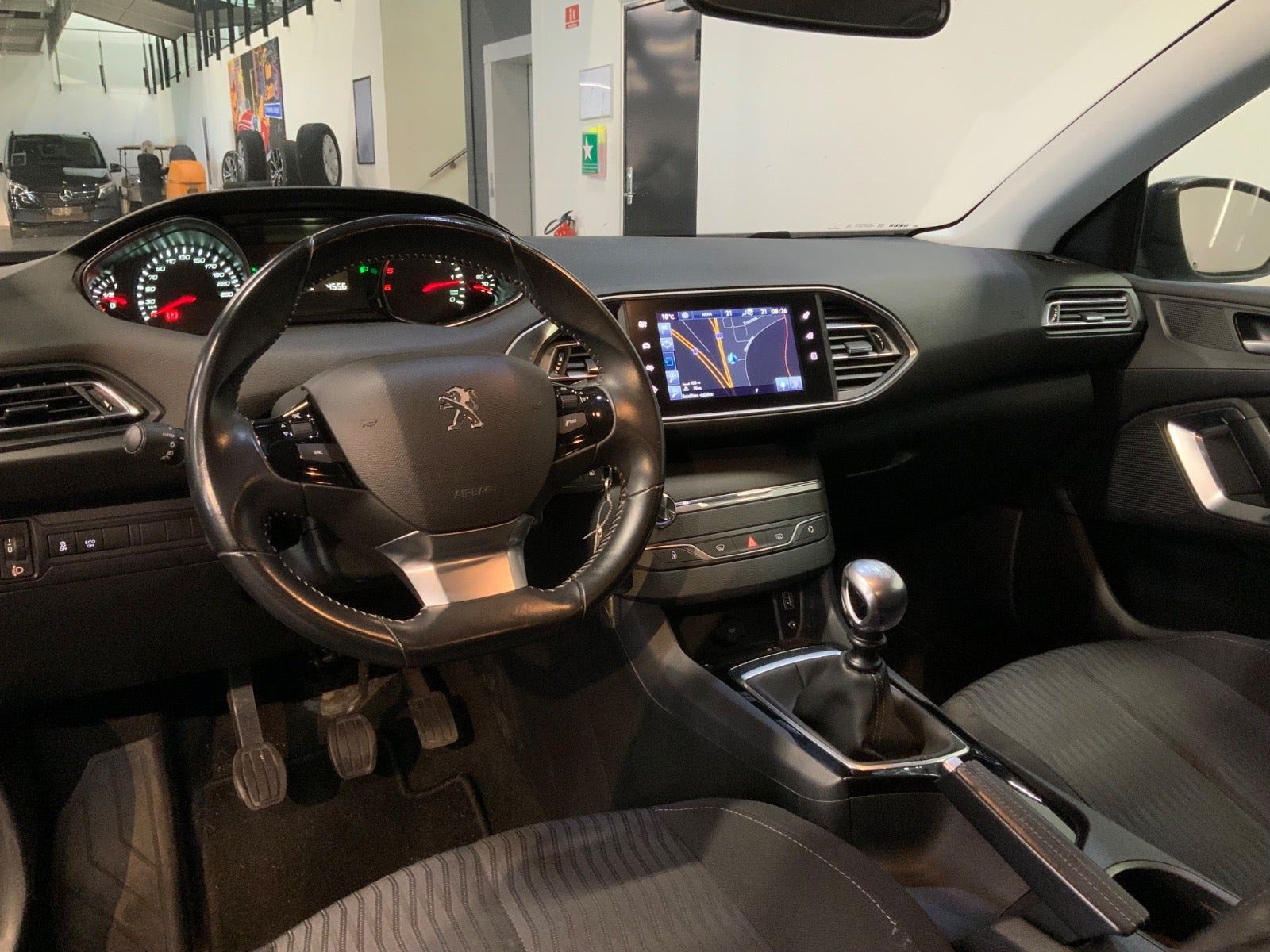 Blå Peugeot 308 fra 2016