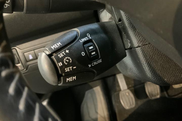 Blå Peugeot 308 fra 2016