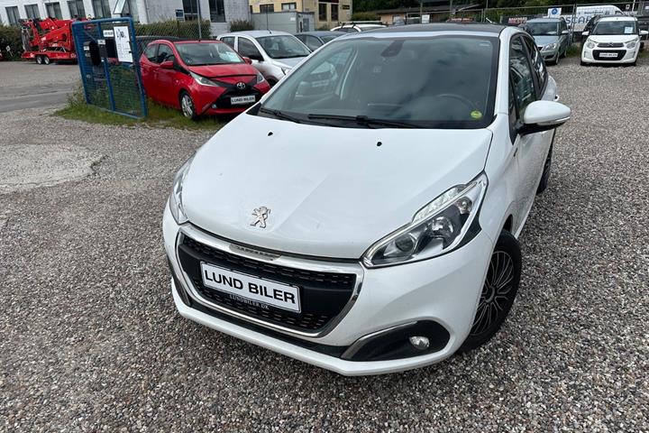 Hvid Peugeot 208 fra 2019 set udefra