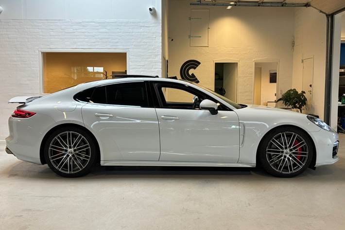 Hvid Porsche Panamera Turbo fra 2018