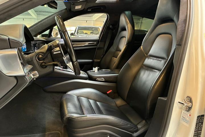 Hvid Porsche Panamera Turbo fra 2018