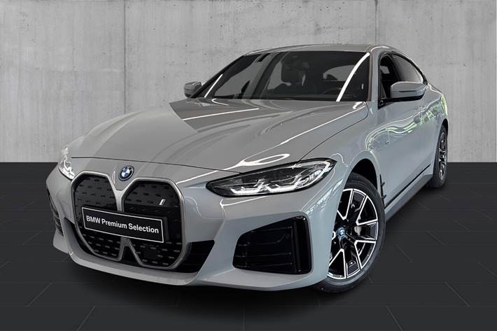 Grå BMW i4 fra 2024 set udefra