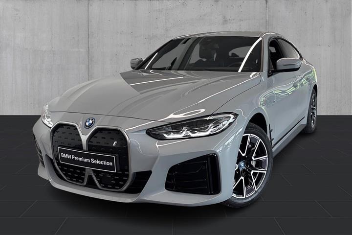 Grå BMW i4 fra 2024 set udefra