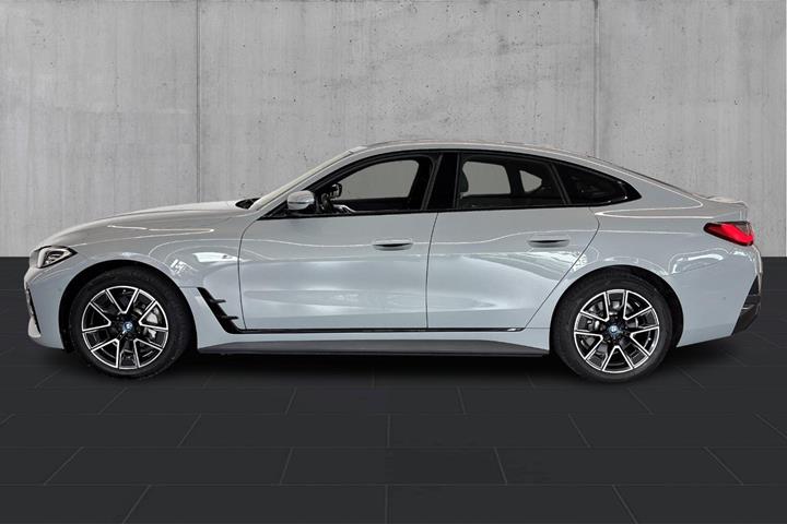Grå BMW i4 fra 2024