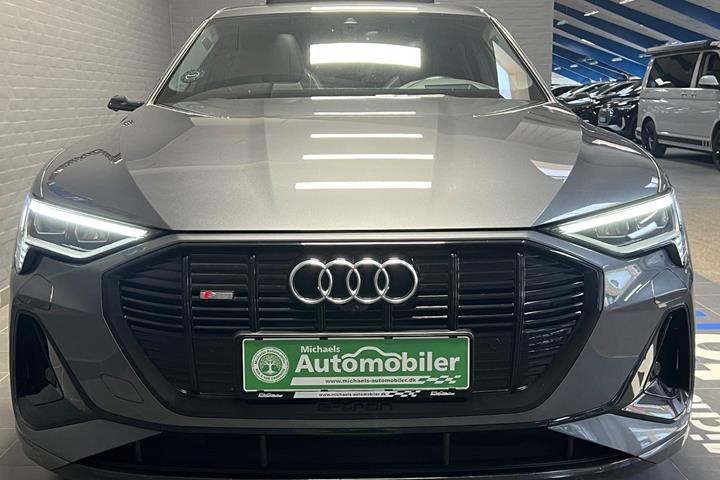 Grå Audi e-tron fra 2021