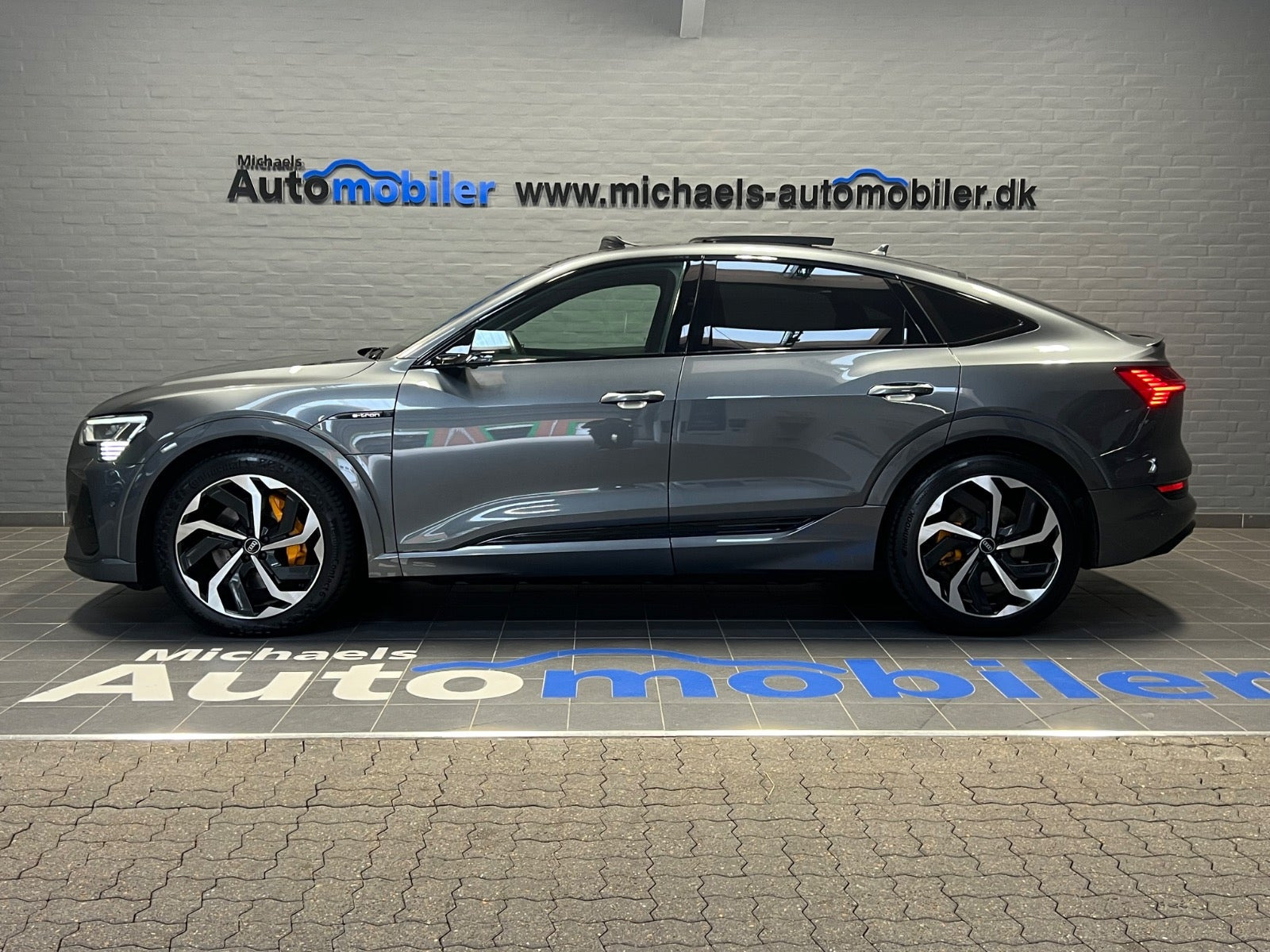 Grå Audi e-tron fra 2021