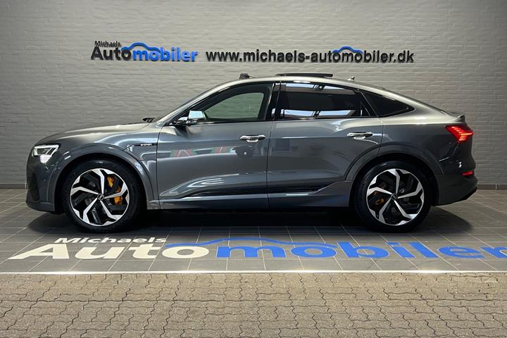 Grå Audi e-tron fra 2021