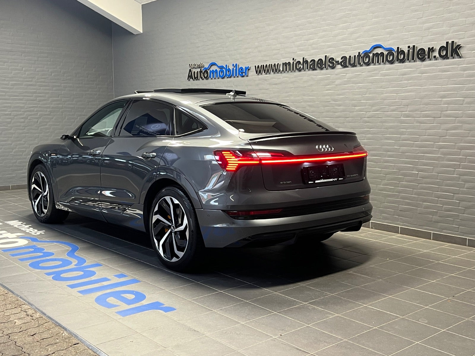 Grå Audi e-tron fra 2021