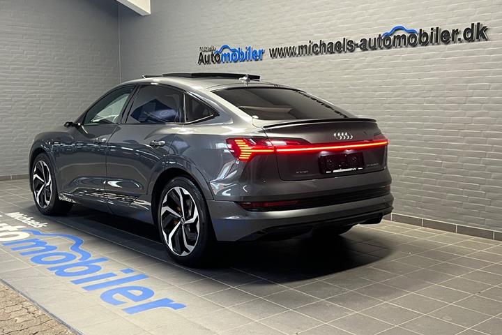 Grå Audi e-tron fra 2021