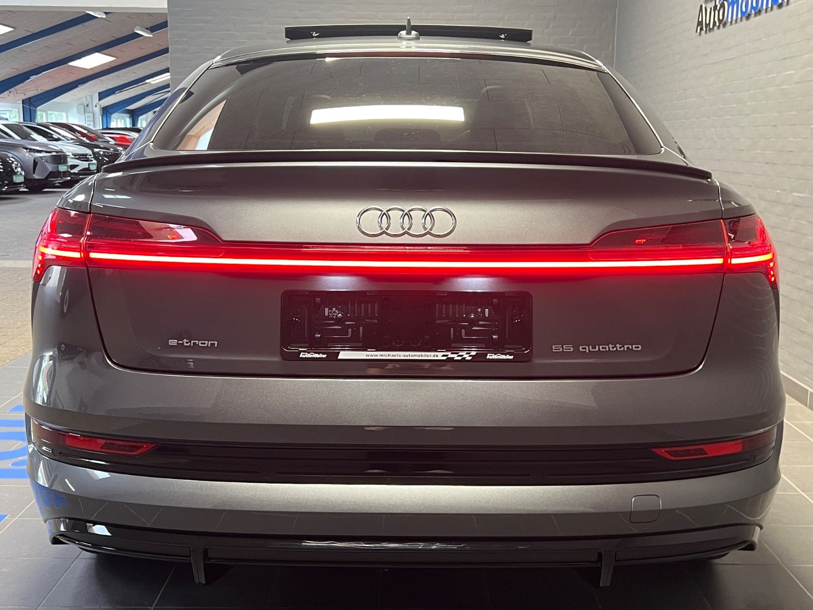 Grå Audi e-tron fra 2021