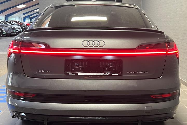 Grå Audi e-tron fra 2021
