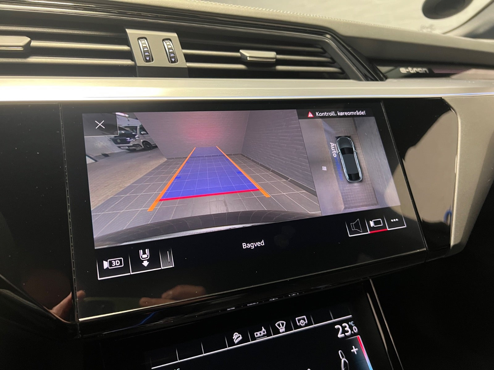 Grå Audi e-tron fra 2021