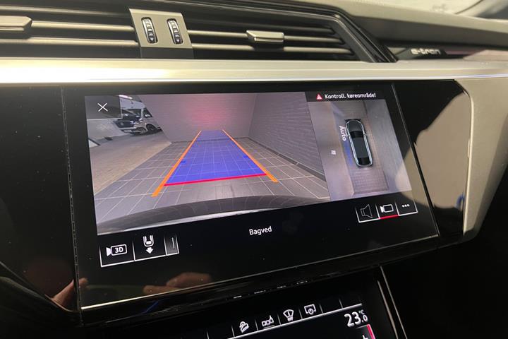 Grå Audi e-tron fra 2021