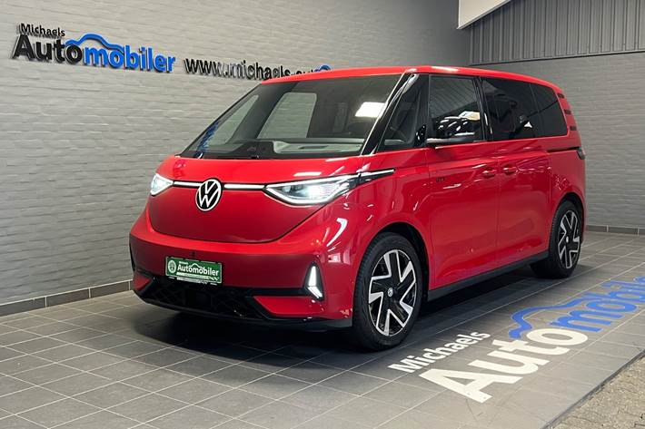 Rød VW ID.Buzz fra 2025 set udefra